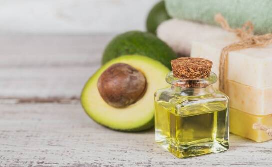 Właściwości odżywcze almond oil dla regeneracji skóry