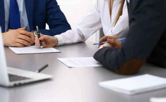Jak zabezpieczyć interesy wspólników w umowach spółek?