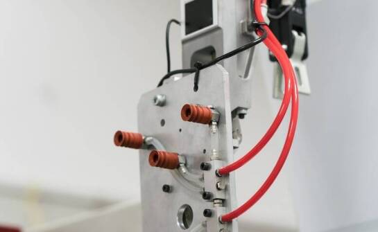 Jakie są wyzwania związane z produkcją i wdrożeniem elektrod wahliwych?
