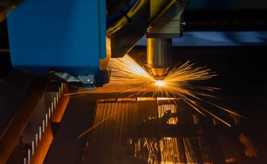 Wpływ precyzyjnego cięcia blach na efektywność produkcji metalowej