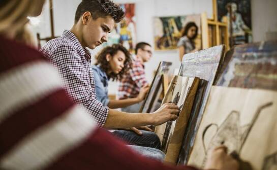 Twórczość młodych artystów w nurcie realizmu – co oferują galerie sztuki?