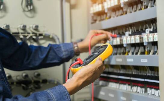 Jak zwiększyć bezpieczeństwo instalacji elektrycznej w starym budownictwie?