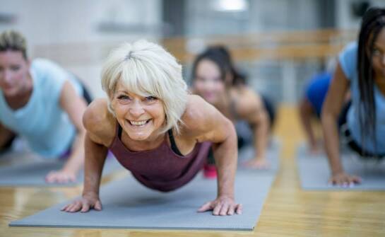 Korzyści z uczestnictwa w zajęciach grupowych w prywatnym domu seniora