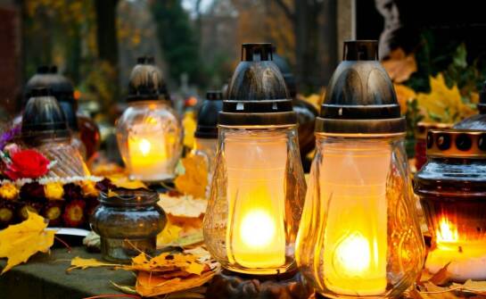 Personalizacja ceremonii pogrzebowej: od kwiatów po muzykę