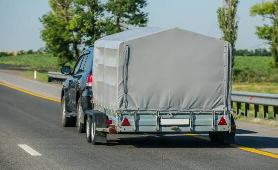 Wynajem przyczep a bezpieczeństwo transportu – kluczowe zasady