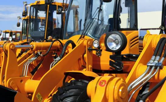 Jakie usługi dodatkowe oferują firmy zajmujące się transportem maszyn budowlanych?