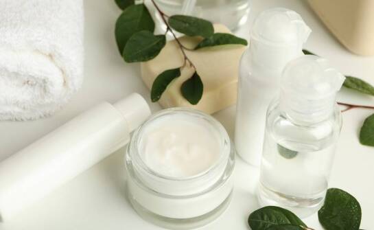 Jak profesjonalne kosmetyki nawilżające do włosów wspierają regenerację pasm?