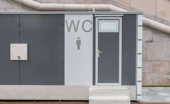 Zalety wynajmu toalet przenośnych z umywalką na duże wydarzenia