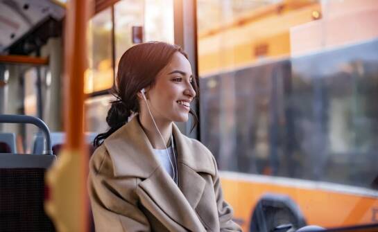 Jakie są różnice między ofertami pracy z i bez transportu gratis w Holandii?