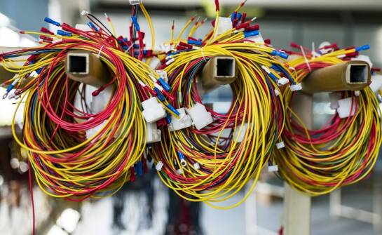 Rola montażu elementów termokurczliwych w produkcji wiązek kablowych