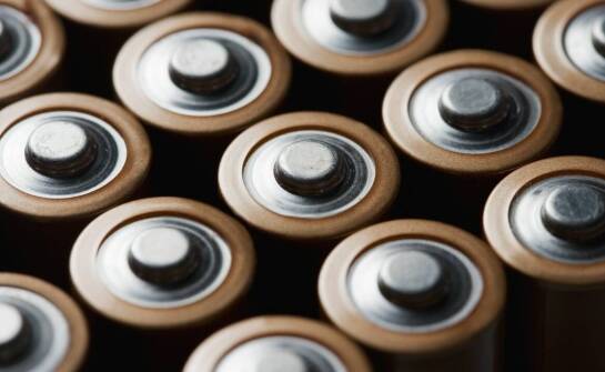 Jak prostownik do baterii trakcyjnych wpływa na oszczędność energii?