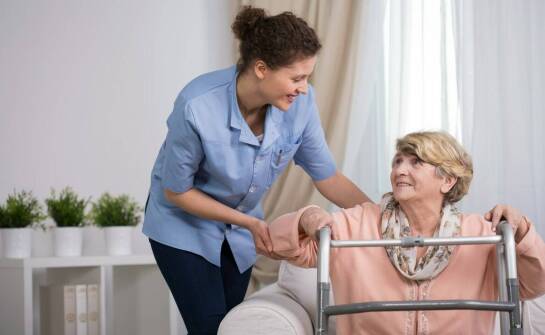Jak opieka pielęgnacyjna wpływa na bezpieczeństwo seniorów w domu
