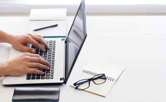 Jak dostosować treści szkoleń ppoż online do aktualnych przepisów i norm?