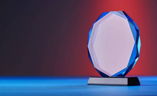 Dlaczego podstawka podświetlana jest niezbędna w eksponowaniu kryształu?