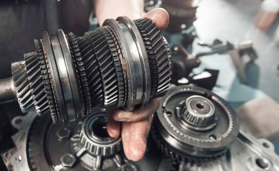 Jakie są zalety regeneracji przekładni kierowniczych w ramach ogólnej mechaniki pojazdowej?