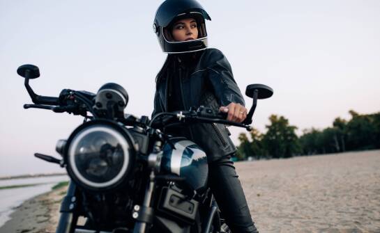 Jakie gadżety motocyklowe są niezbędne w ekstremalnych warunkach pogodowych?