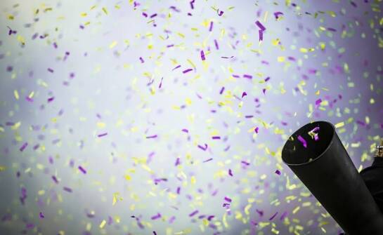 Jakie są zalety korzystania z usług profesjonalistów przy pokazach confetti?
