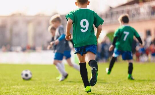 Znaczenie elastycznych materiałów w odzieży sportowej dla dzieci trenujących piłkę nożną