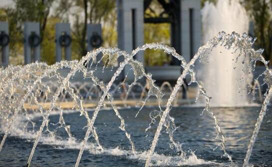 Jakie technologie zasilania są najczęściej stosowane w pływających fontannach?