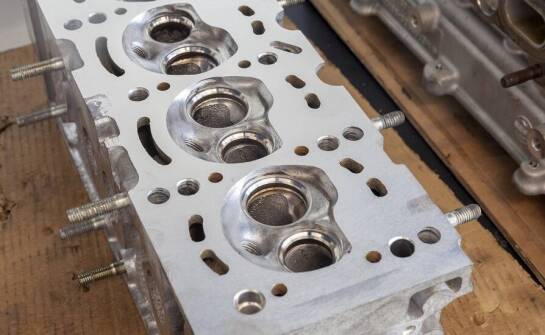 Jakie wyzwania stawia przed mechanikami proces regeneracji głowic?