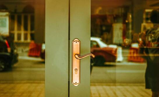 Eleganckie klamki do drzwi – jak podkreślają luksusowy charakter wnętrza?