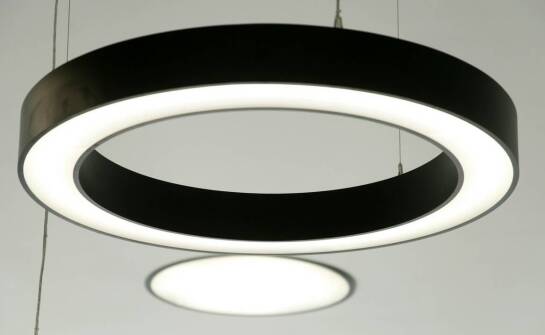 Nowoczesna lampa sufitowa w minimalistycznym wnętrzu – jak ją dopasować?