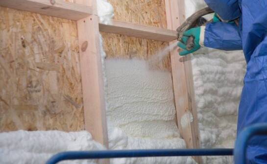 Jakie są korzyści z wyboru izolacji natryskowej dla domów energooszczędnych?