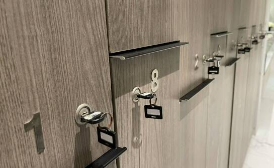 Welche Kleiderschränke sind für Umkleideräume ideal, um Komfort und Funktionalität zu gewährleisten?