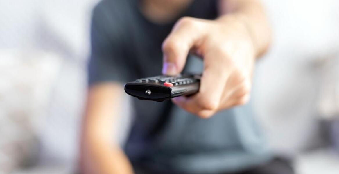 Jakie są zalety korzystania z Magic Remote w porównaniu do standardowych pilotów?