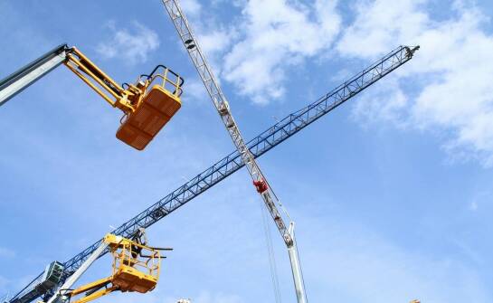 Prace budowlane z użyciem żurawi – na co zwrócić uwagę przy planowaniu projektu?