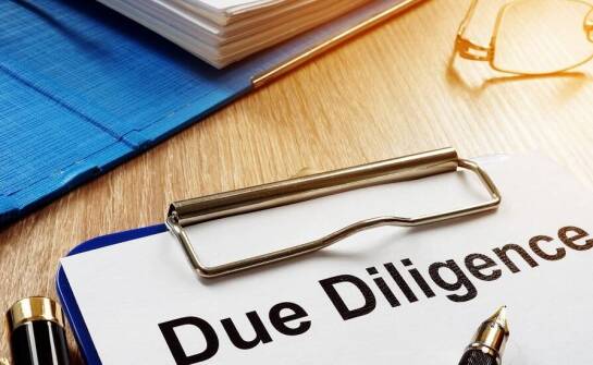 Analiza due diligence w kontekście zgodności z regulacjami prawnymi
