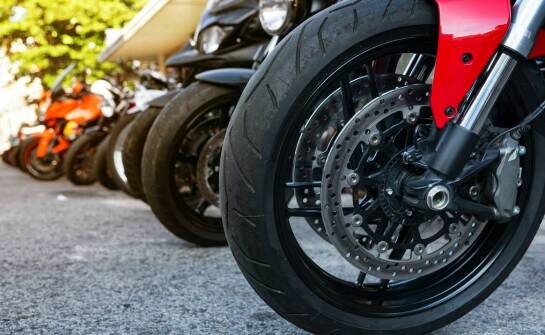 Akcesoria do motocykli Jawa: wpływ na komfort codziennej jazdy
