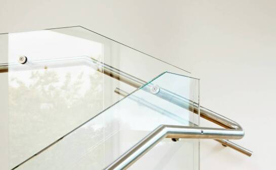 Balustrady szklane a przepuszczalność światła – jakie są zalety?