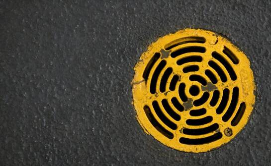 Dränmatten als Lösung für Probleme mit Regenwasser auf Freizeitflächen