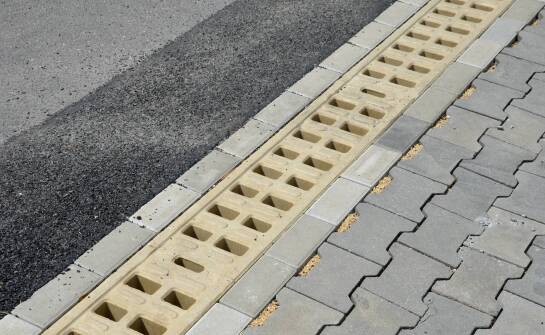 Jakie korzyści niosą odwodnienia liniowe betonowe w sektorze publicznym?