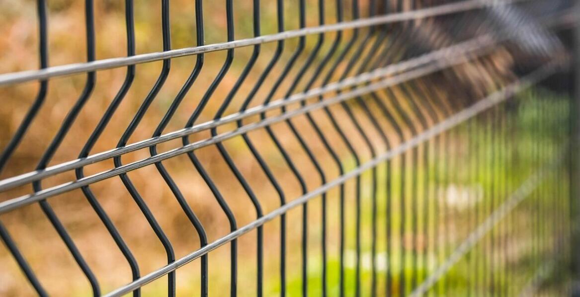 Zastosowanie siatki zgrzewanej ocynkowanej w przestrzeniach publicznych – trwałość i estetyka