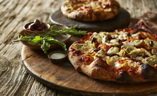 Jakie korzyści przynoszą włoskie piece do pizzy na drewno w pizzeriach?
