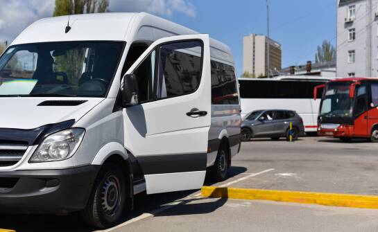 Jak wynajem busa wpływa na oszczędności w podróżach służbowych?
