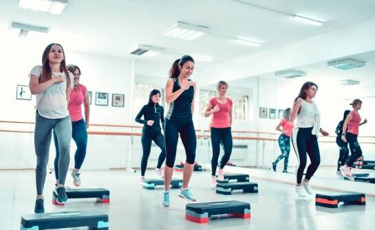 Kto może skorzystać z turnusów rehabilitacyjnych finansowanych przez NFZ w Krynicy Zdroju?