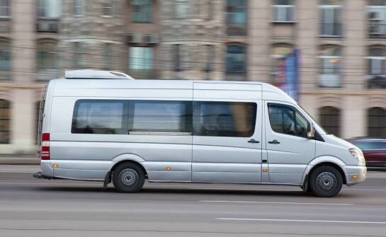 Jakie udogodnienia oferują luksusowe busy na wynajem dla klientów biznesowych?