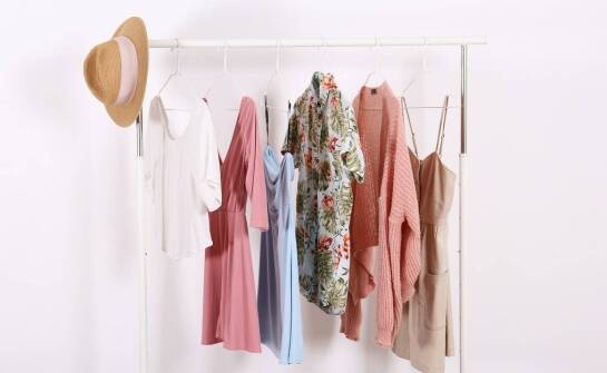Modne sukienki w stylu slow fashion – dlaczego warto je wybrać?