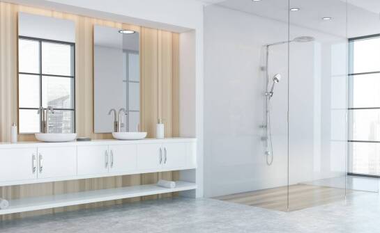 Jakie są możliwości montażu szklanych kabin prysznicowych w nietypowych przestrzeniach?
