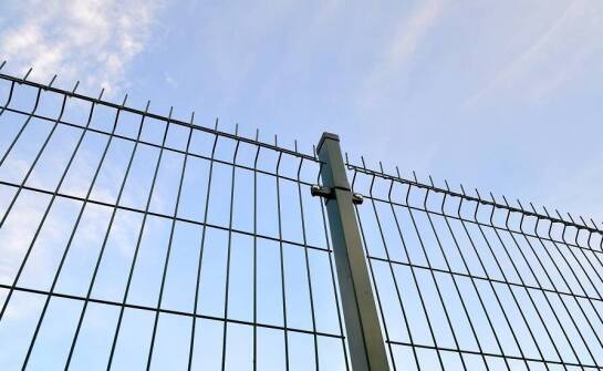 Jak dopasować wysokość paneli ogrodzeniowych do potrzeb posesji?