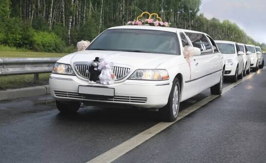 Jak pomoc w wyborze tras ułatwia organizację transportu weselnego?