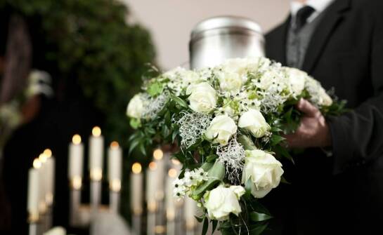 Jak zadbać o godny przebieg ceremonii pogrzebowej? Wskazówki dla rodzin