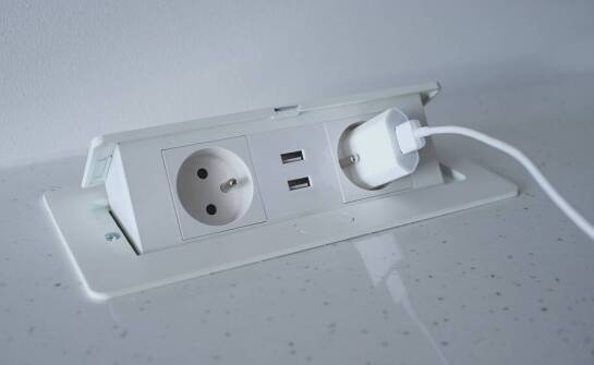 Gniazdka elektryczne podwójne z funkcją USB – czy warto je wybrać?