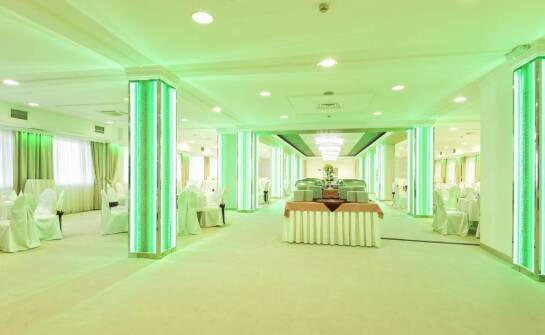 Jakie są zalety organizacji chrzcin w przestronnej sali bankietowej?