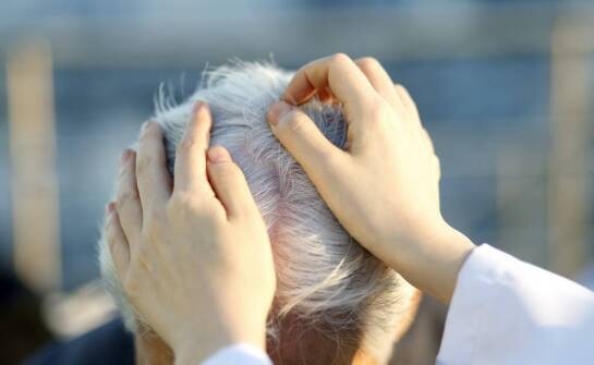 Jak dermatolog może pomóc w leczeniu problemów skóry głowy?