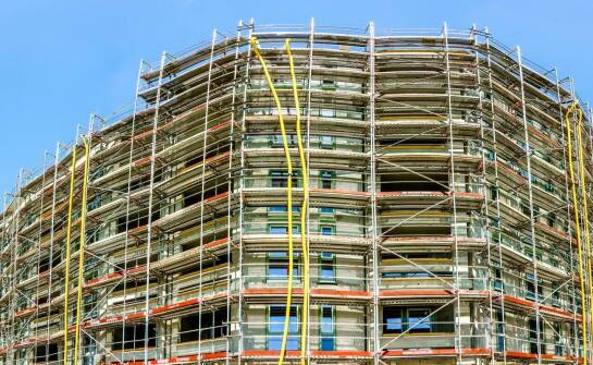 Jak wpływa jakość wykonania na trwałość rusztowań elewacyjnych?