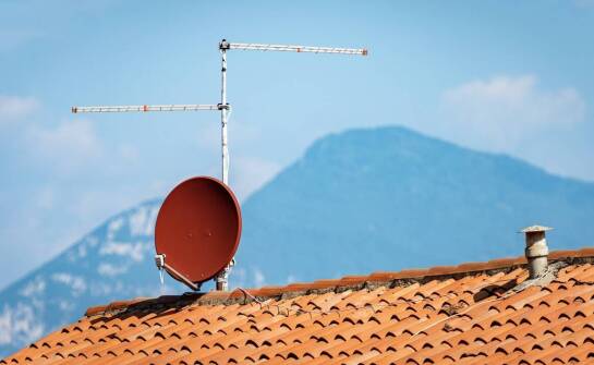 Czym różni się instalacja anteny satelitarnej od naziemnej telewizji cyfrowej?